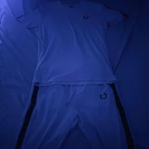 Tracksuit - Använt ett par få tal gånger har tröttnat på den och e inte riktigt min still längre. Ser ut som hel nu och har inga fläckar osv. Skriv om ni har frågor eller funderingar. (Pris kan diskuteras)