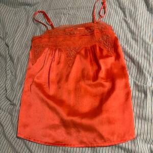 Snyggt linne inför en fest eller sommarn i färgen rosa/orange