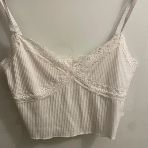 Topp - Vit topp jätte fin men tyvärr för liten för mig 