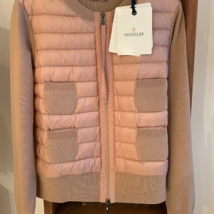 Moncler cardigan  - Moncler cardigan dam  Storlek M  Skick 10/10 helt ny med lapparna kvar  Pris 4799kr nypris 8520kr  Halva priset så inga bud tack 