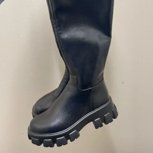 Höga boots nakd  - Aldrig använda men passar ej i strl. Säljer billigt pga ett litet snitt längst upp på båda skorna men som ej syns när dom sitter på. Bild infogad