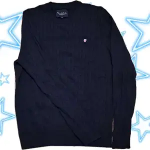 Marinblå bondelid tröja i fint skick! Srorlek M☆ Använd gärna köp nu! Skriv vid fler bilder eller frågor!☆