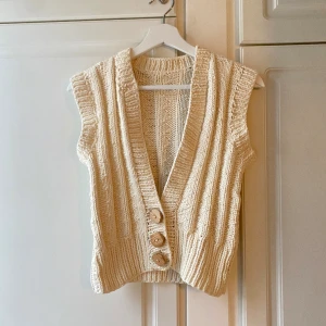 Stickad cardigan - Stickad cardigan/ bolero💞 passar xs-s. Osäker på märke, då det inte finns någon lapp🤗