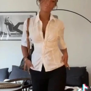 Zara skjorta  - 💓Lånade bilder💓 Super fin skjorta från zara, köpte av en annan tjej men den har aldrig kommit till användning. Skriv för egna bilder eller andra frågor🫶🏽