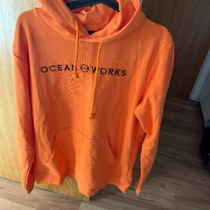 Hoodie Oceanworks strl M - Storlek M, stor tröja. Aldrig använd, därmed aldrig tvättad