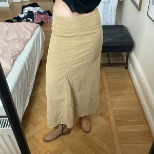 Långkjol  - Långkjol i Manchester med fina sömmar framtill och baktill.