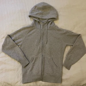 Grå zip up hoodie - Grå hoodie med dragkedja från cubus. Storlek S. Defekt: lite nopprig. Bra basplagg🩶 säljer via köp nu