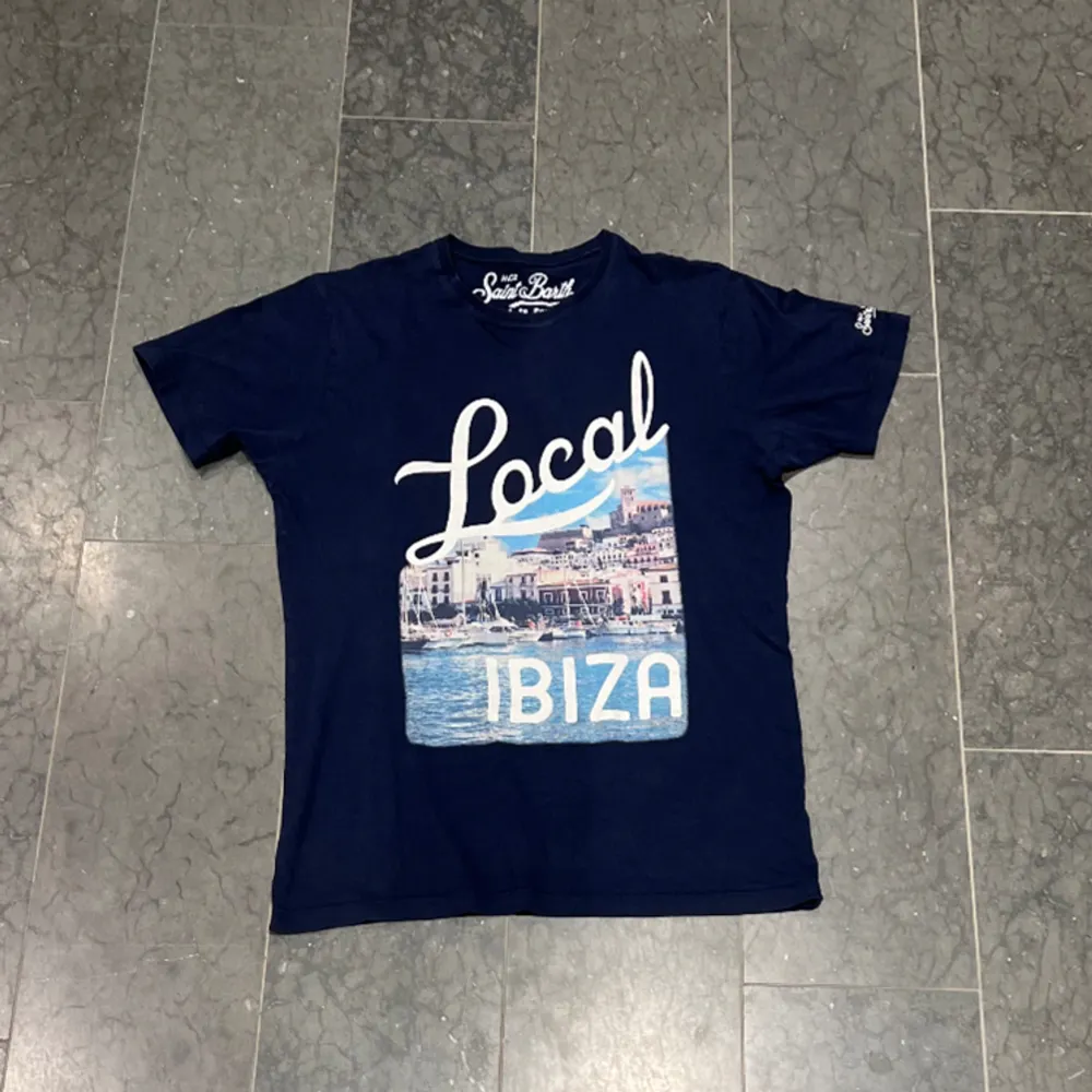 Säljer denna sjukt feta t-shirten från saint barth! Mörkblå med Ibiza tryck. Nypris ligger runt 899kr och den är i väldigt bra skick! Skriv för prisförslag eller frågor🤩. T-shirts.