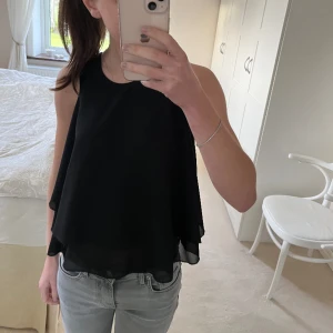 Svart blus - Säljer min svarta blus då den är lite liten på mig  Perfekt till festligare tillfällen 