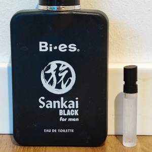 En sample av sankai black for men. Denna parfym har en fräsch och citrus lukt som håller ett bra tag.