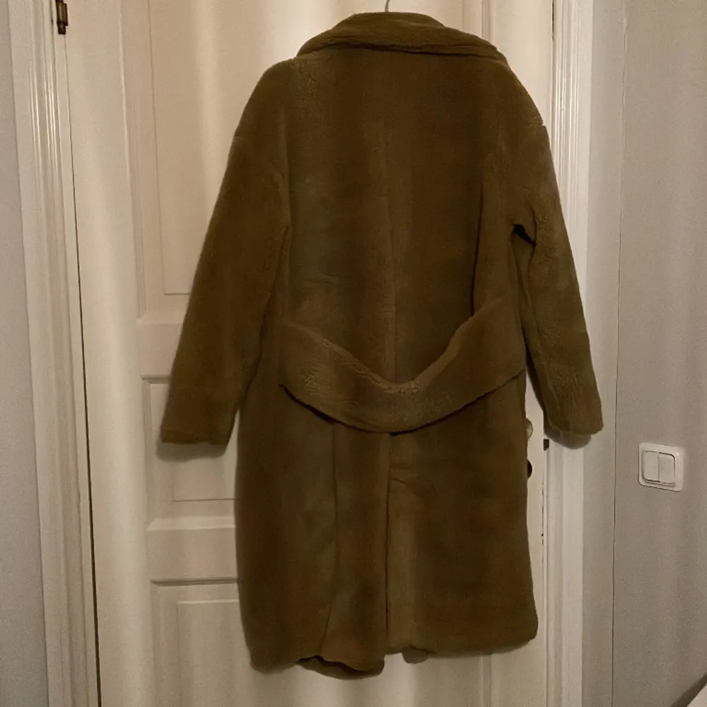 Som sagt de e en NA-KD kappa. Den heter den heter big Collar Teddy Coat. Storlek 36!  Färg brun. Kappan är helt ny aldrig använd. Lapp sitter kvar som man kan se på bilden. . Jackor.