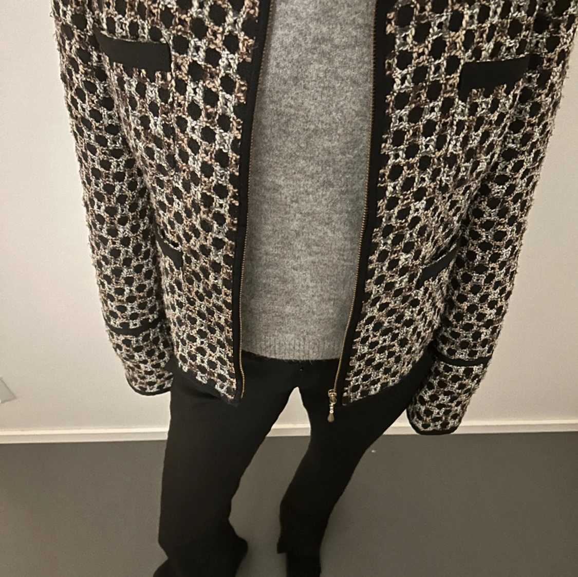 Säljer denna stilrena jacka/kofta. Har knappt används, och passar mig som är 170cm💕Kontakta innan köp🙏💕 - 91