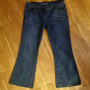 Ett par blåa bootcut jeans mått ungefär kan variera +/- cm:  Längd 93 Midja 41 Pris kan diskuteras.  