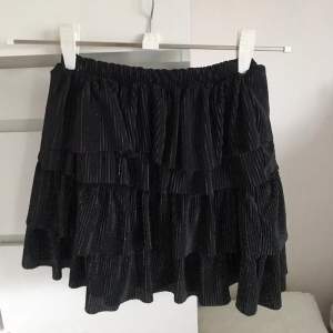 Super söt kjol från zara barnavdelningen, passar XXS/S🎀 Lappen inuti har gått av men annars i bra skick🌻
