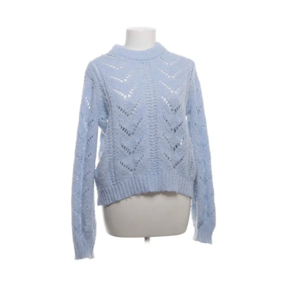 En ljusblå tröja från Pieces, köpt från Sellpy men var inte min stil Lite använd🌷. Tröjor & Koftor.