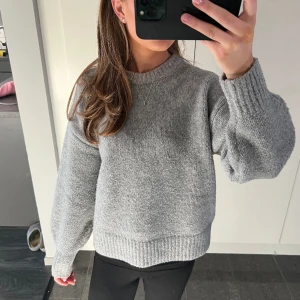 Grå stickad tröja  - Grå stickad tröja från bikbok 💕💕använd men i fint skick 🥰
