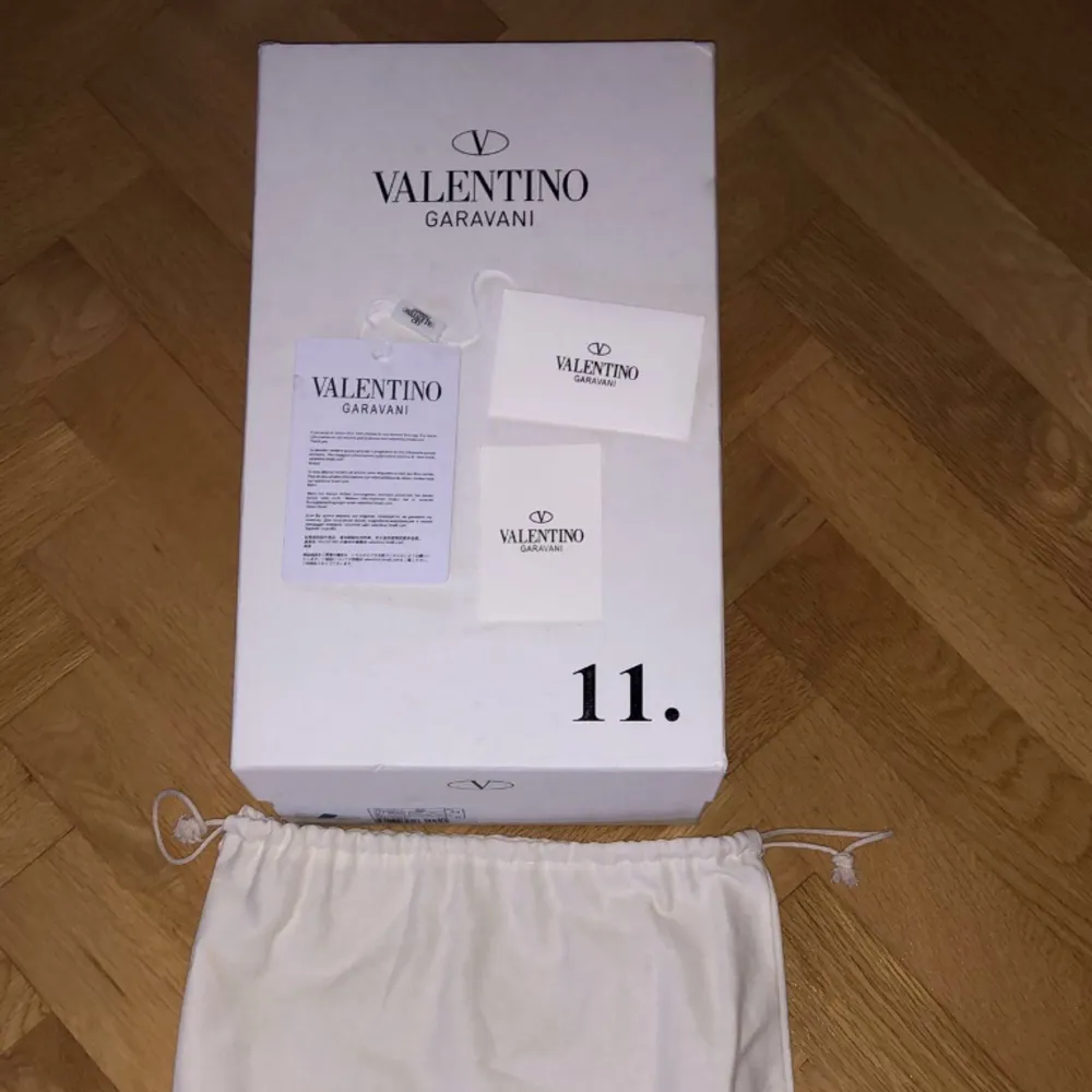  Valentino Garavani skor, modell Open, storlek 43 skick 9/10 (Äkta) box och Dustbag tillkommer  Pris 1525 exklusive frakt priset kan diskuteras vid snabb affär  (Tar byten vid samma värde) . Skor.