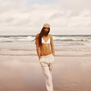 Zara vid ankelbyxa xs (helt nya med prislapp kvar) - Helt nya och oanvända perfekta byxor för vår/sommar från Zara i storlek XS. Benämningen är vida ankelbyxor i färgen sten (ljusbeige). Byxorna är luftiga med resr om midjan samt snören för att spänna åt. Som linnebyxor