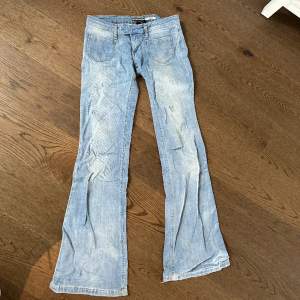 Älskar dessa men har för många jeans hemma! Dem är lite skrynkliga på bilderna men det är lätt att åtgärda. Midja: 74cm Innerbenslängd: 80cm