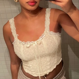 Spets Cami - Smickrande linne i spets. Elfenbensvitt med rosa undertoner. Har använts ca 2ggr och är helt felfritt!