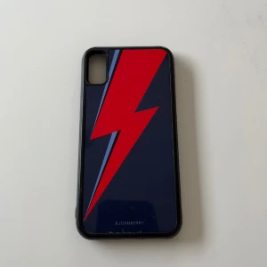 Bjornberry bowie skal - Skal från bjornberry, använt men i mycket bra skick. Passar iPhone X.