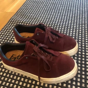Eytys  - Säljer mina vinröda eytys som inte säljs längre, älskar de men de är tyvärr för stora. Skriv privat för fler bilder❤️