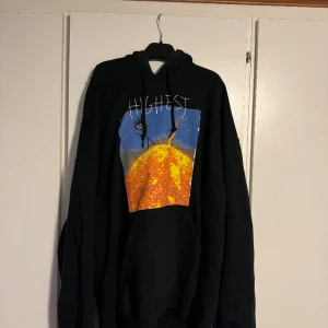 TRAVIS SCOTT CACTUSJACK HOODIE - Säljer denna feta Travis hoodien i storlek M fast passar mig bra som bär M/L. Köpt på Facebooksida för 3-4 år sedan runt 1500kr. Använt skick men är fortfarande riktigt fräsch och ser bra ut.