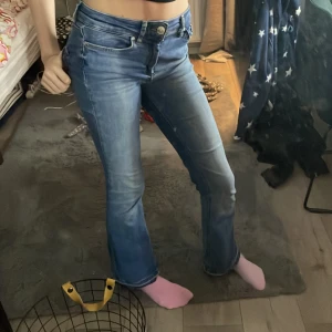 Blåa jeans - Mellan blåa Jens från only. Dem är medel i midjan jag har spretatt upp där nere då dem var för korta för mig. Bra sick