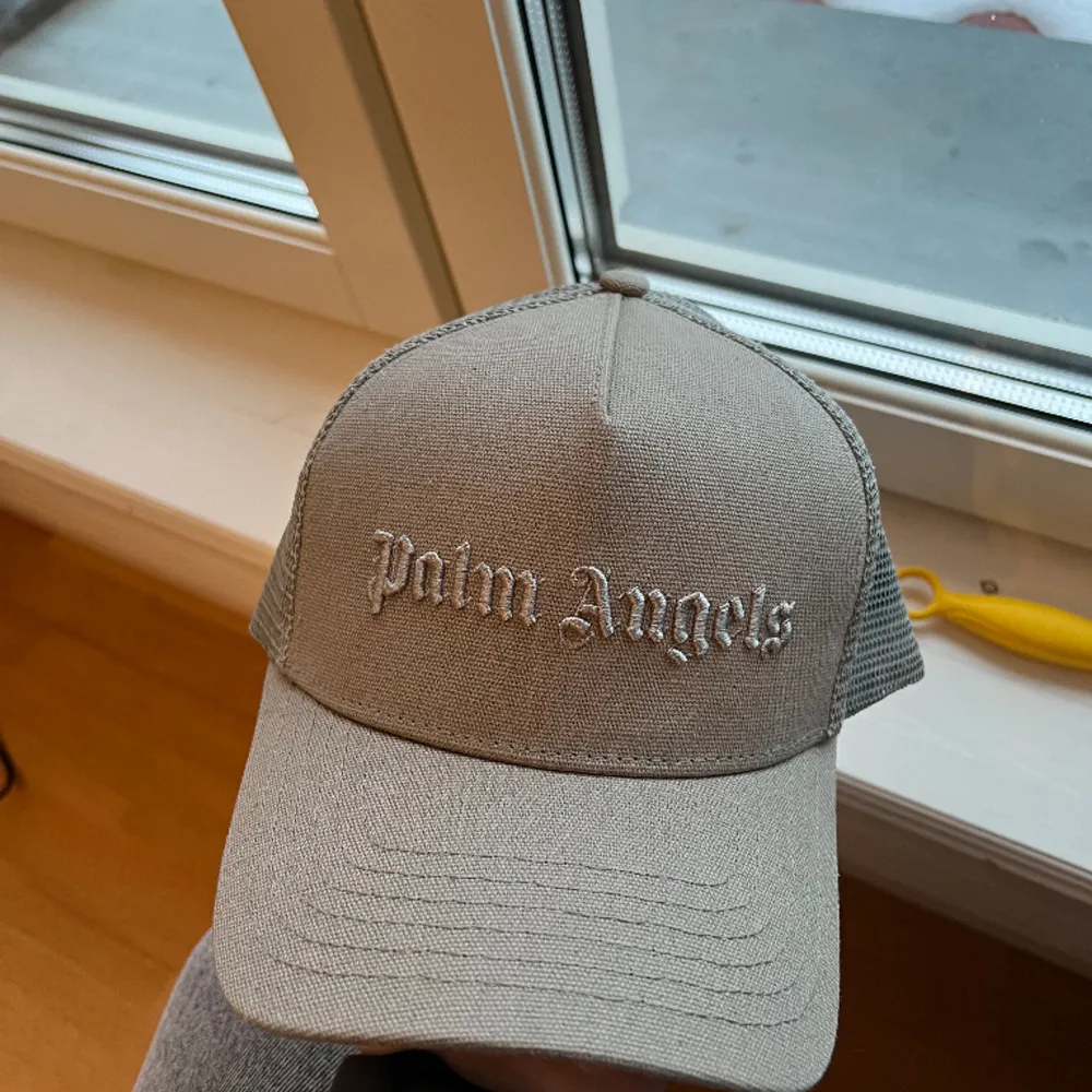 Palm Angels trucker keps ✅ Orginal kvitto finns ✅ Använda 3-4 gånger styck. ✅ 1500 om du köper en eller ta båda för 2600 . Accessoarer.