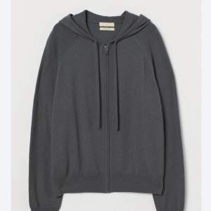 En grå cashmere zip up från HM utan några defekter. I storlek M men passar mig som vanligtvis är storlek S. Säljer pga behöver pengar. Priset kan diskuteras 