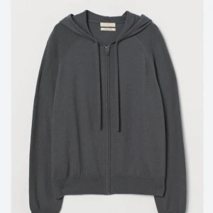 Cashmere zip up  - En grå cashmere zip up från HM utan några defekter. I storlek M men passar mig som vanligtvis är storlek S. Säljer pga behöver pengar. Priset kan diskuteras 