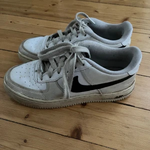 Nike AF1 - AF1 skor i ok skick. Har lite slitage på högra skon vid hälen. Skorna är lite smutsiga men har inte rätt produkter för att göra rent dem