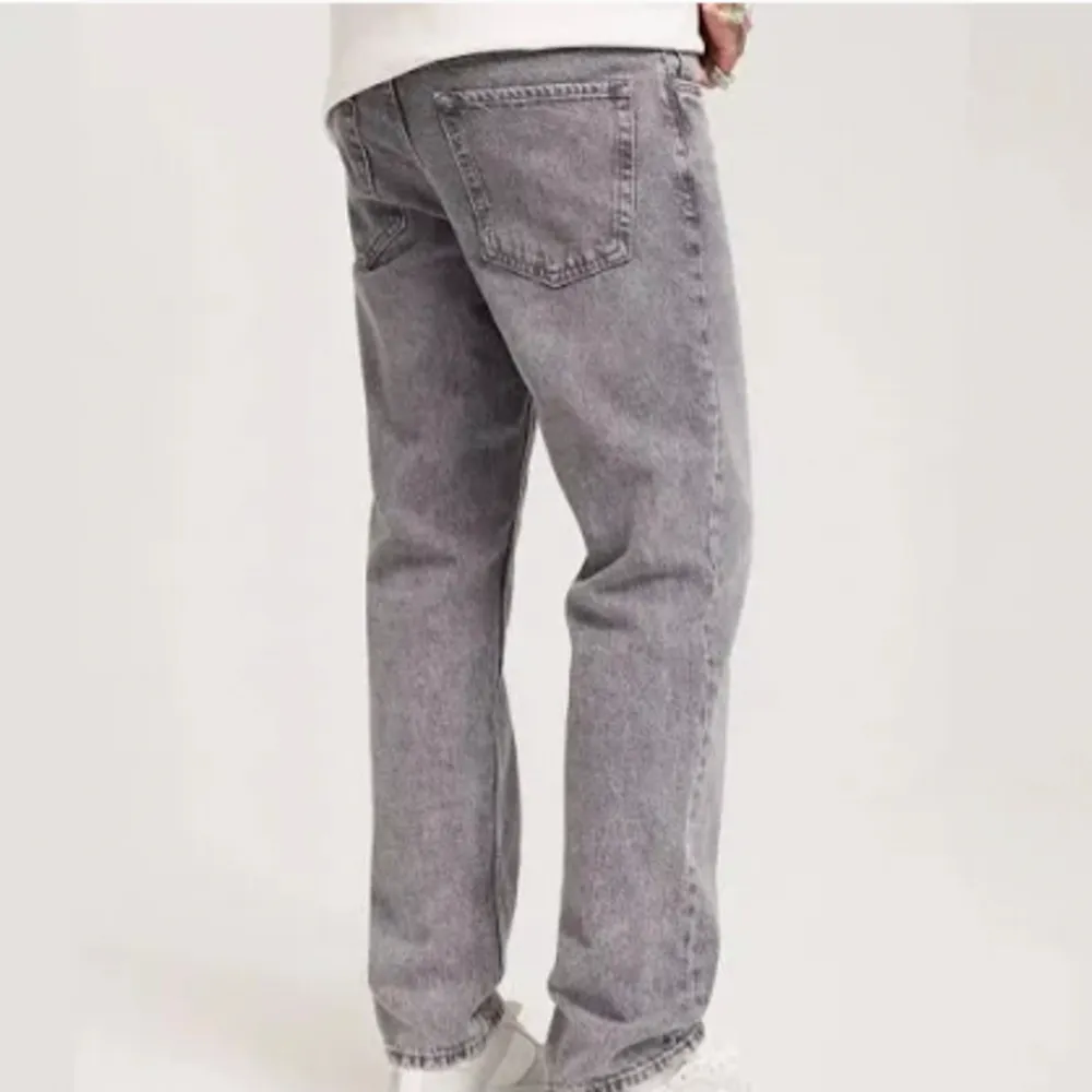 Säljer ett par helt nya herr jeans, ONLY AND SONS straight jeans! Säljer pågrund av att de var för stora! Storlek 34/34. Pris lappen finns kvar! Orginalpris 599kr!💕. Jeans & Byxor.