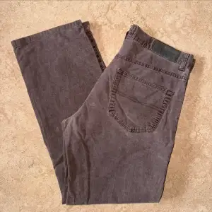 Gant Jeans manchesterbyxor i modellen Regular, använda men i gott skick. Storlek: 33 W, 34 L, Midja: 43 cm Ytterben: 100.5 cm Benöppning: 22 cm