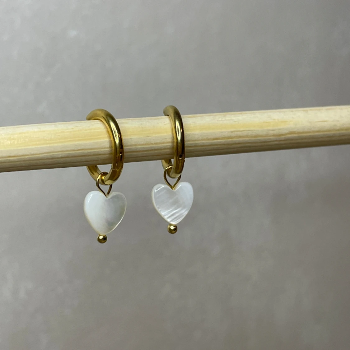 Guldpläterad örhängen med vita snäckhjärtan - 90