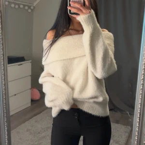 Offshoulder tröja  - Gosig offshoulder tröja i väldigt fint skick!💗