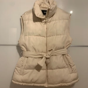 väst - supersnygg krämvit väst från bikbok🥰