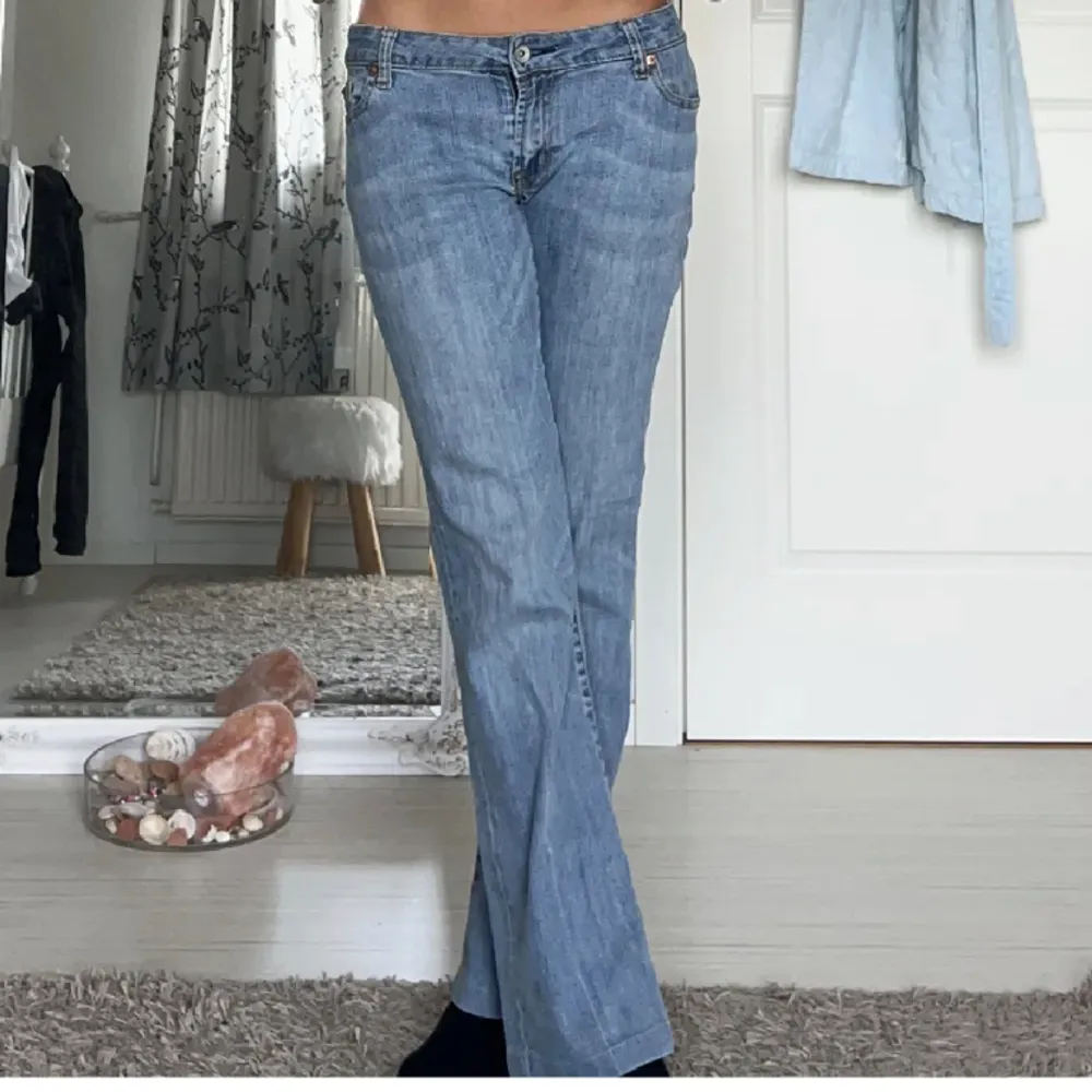 Så snygga lågmidjade jeans som jag säljer då de inte passar mig💞tryck gärna på köp nu🎀. Jeans & Byxor.
