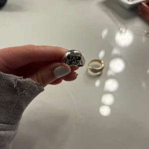 Dödskalle ring - En skit fett dödskalle ring  Dock för stor för mig så därför säljer jag den💕