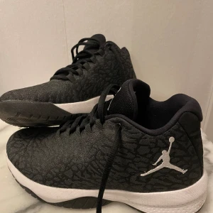 Jordan B.FLY Anthracite/ white-black - Knappt använda jordans i storlek 38.5. Nypris ca 1200kr 