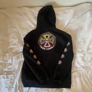 Independent zip hoodie - Independent zip hoodie i bra skick Den är köpt för 900 i en skateshop i London runt 1 år sen. Den ör storlek XL men passar M-L