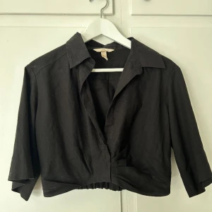 Blus från H&M, oanvänd  - Croppad blus från H&M i en linneblandning. Aldrig använd.  Storlek: S