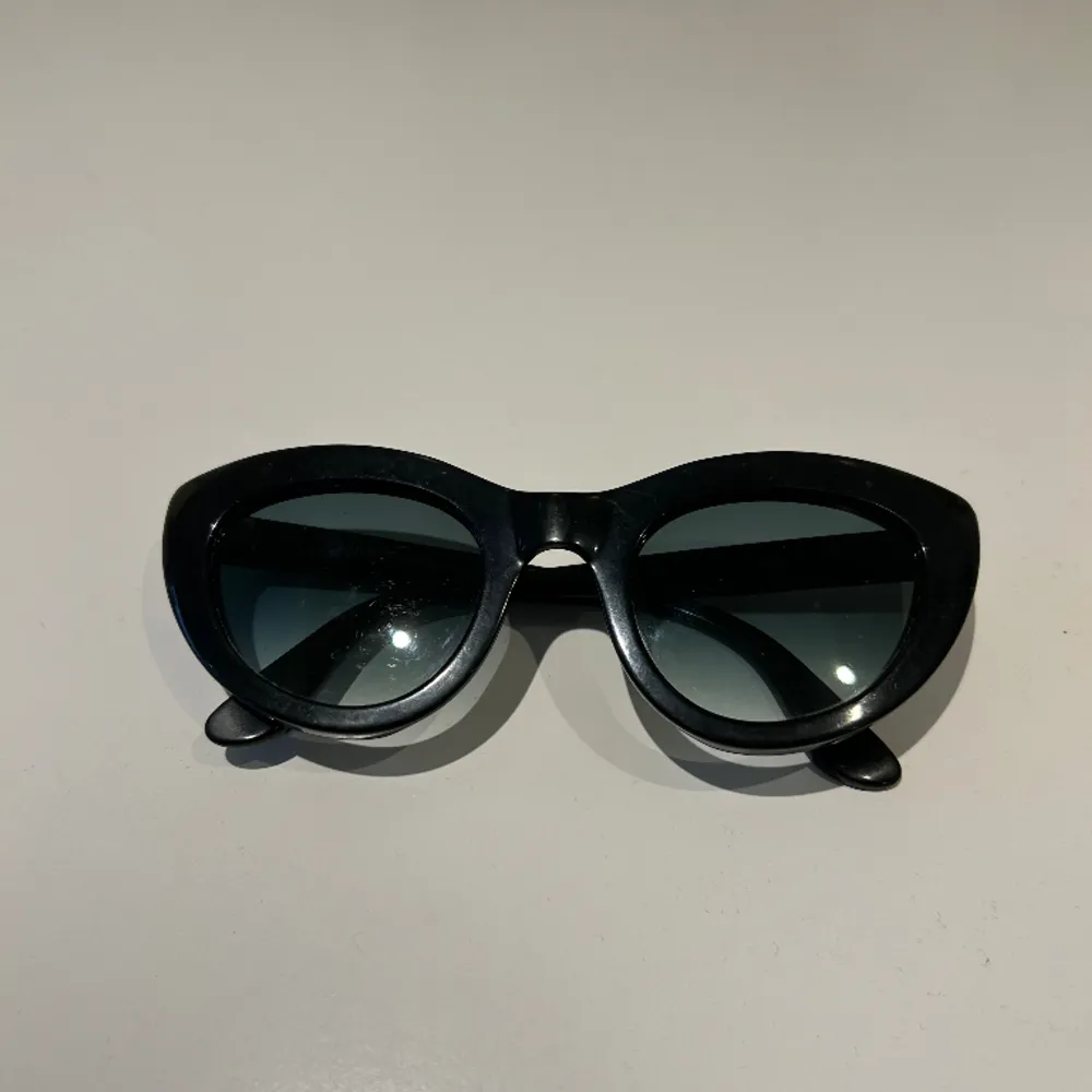 Solglasögon från ganni som inte går att köpa längre. Modell Mia 01, Nypris runt 2500 Skriv vid frågor eller intresse!!❤️. Accessoarer.