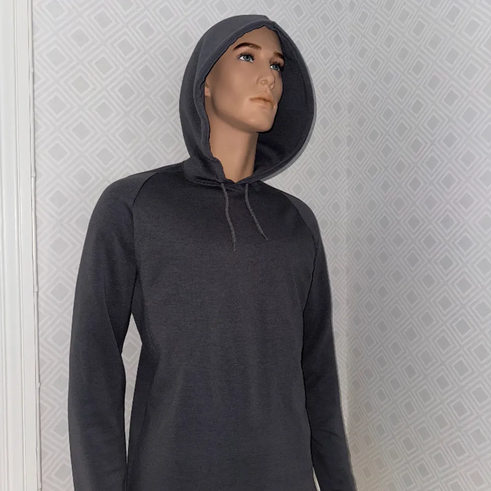 Hej, säljer denna fina samsoe hoodien i färgen grå. Hoodien består av ett väldigt mjukt och avslappnande material. Passar för alla typer av tillställningar.. Hoodies.
