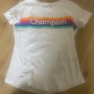 T-shirt  - Champion storlek M men sitter som XS. Nyskick 