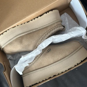 Ugg tazz - Helt nya Ugg tazz som inte kommit till användning i färgen mustard seed. 