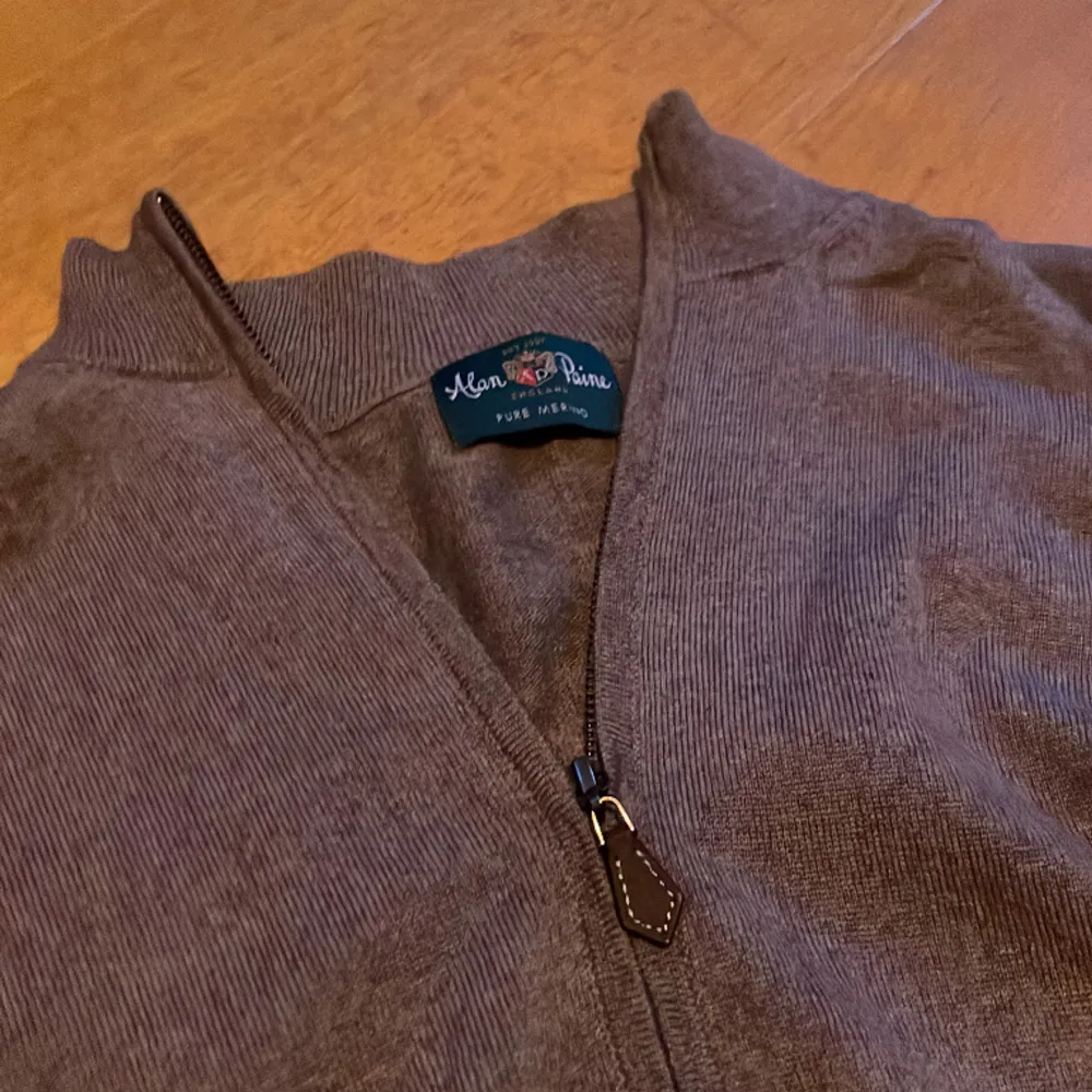 Tjenare detta är en riktigt snygg fullzip ifrån Alan paine. Det är pure merino/100%. Tveka inte på att höra av er vid funderingar . Hoodies.