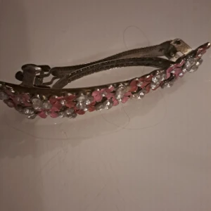 Suppergulig hårklämma  - Säljer denna söta hårklämma för 15 kr!!