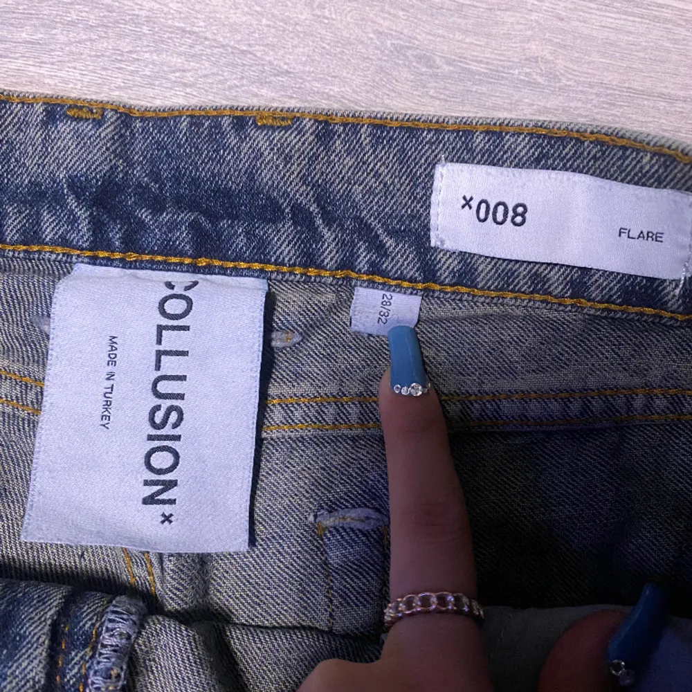 Säljer mina flared midblue washed collusion byxor. Nypris 350kr. 💕. Jeans & Byxor.