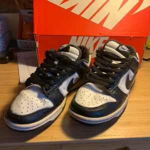 Nike Dunk Panda - Ett par sneakers från Nike. Modellen på skorna är Panda dunk. Skicket är verkligen bra men inte precis som nytt. Skriv priv vid intresse!